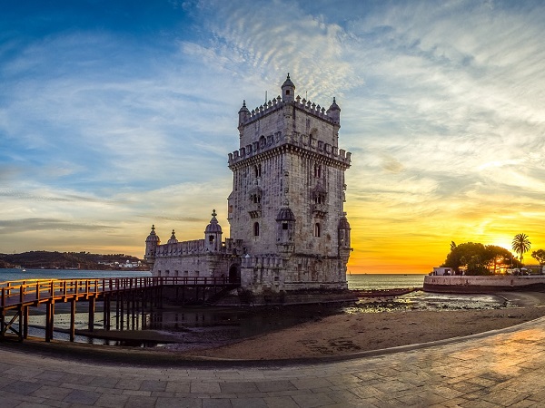 Si può visitare la magnifica Torre de Belém e, naturalmente, il Castello di Lisbona (Castelo de São Jorge), uno dei simboli della città e luogo di partenza per l’ignoto in cerca di nuove terre.