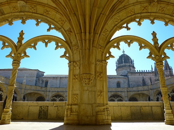 Si resta incantati dalla maestosità del Monastero dos Jerònimos, indiscusso capolavoro del periodo manuelino eretto a celebrare la scoperta della Via per le Indie da parte di Vasco da Gama.