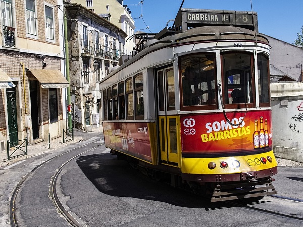 Lisbona è discreta, per nulla invadente; ti dà respiro e te lo toglie inaspettatamente, con le sue case aggrovigliate dai colori sbiaditi e allo stesso tempo vivacissimi.