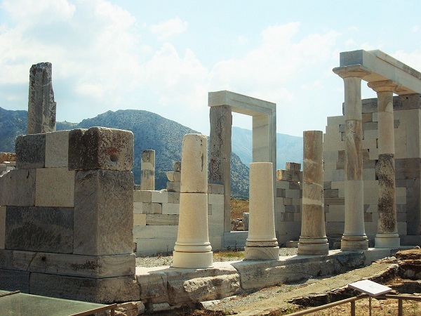 Delo, o Delos, è un’isoletta delle Cicladi, vicina alla più grande Mykonos.