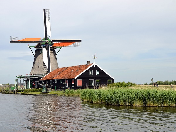 Mulino a vento a Zaandam in una giornata di sole