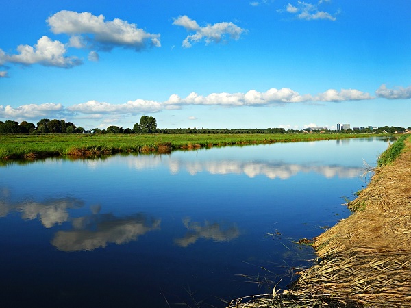 Un grande canale in cui si specchia il cielo d'Olanda.