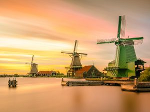 Una vacanza in Olanda in houseboat consente di apprezzare la natura e i famosi mulini a vento.