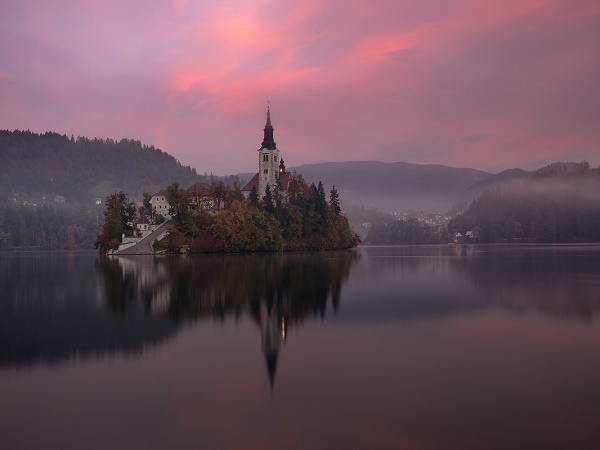 Fotografia dell'isola di Bled, in Slovenia, meta ideale per un weekend all'insegna del benessere.