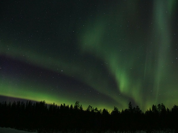 A nord della linea immaginaria del Circolo Polare Artico in estate si vede il sole sopra l’orizzonte anche a mezzanotte, mentre d’inverno per un certo periodo del sole non c’è traccia e il paesaggio innevato è illuminato dalle aurore boreali.