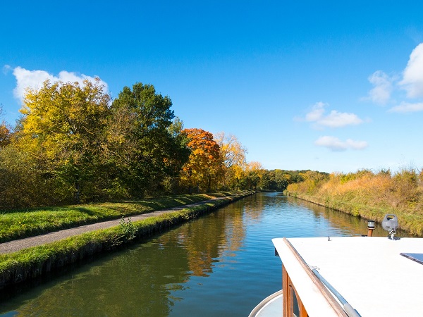 In houseboat puoi portare la bici, così di tanto in tanto, mentre qualcun altro guida, puoi fare un tratto di strada pedalando sull’immancabile pista ciclabile che costeggia i canali.