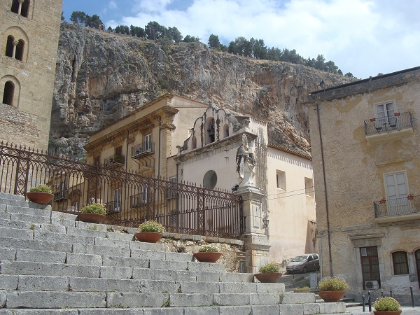 Cefalù (a 70 km da Palermo) è un borgo marinaro incantevole, con i suoi vicoli da cui, inaspettatamente, si godono scorci del mare che ti incanteranno.