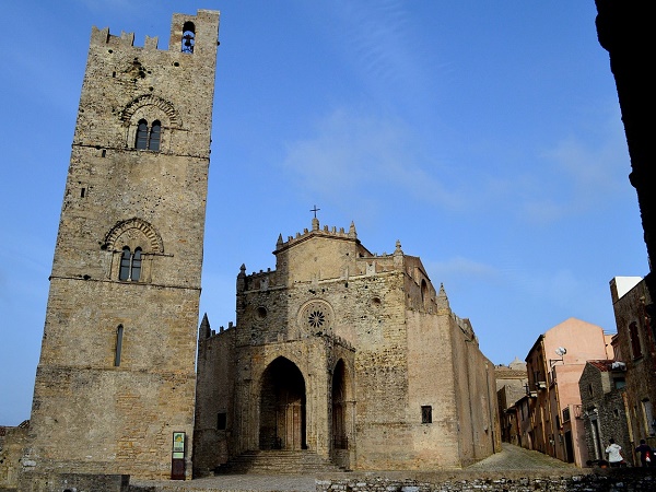 A 10 km da Trapani, Erice è una cittadina medievale che si snoda in viuzze e cortili tra le sue mura, in parte risalenti ai Fenici in parte ai Normanni.