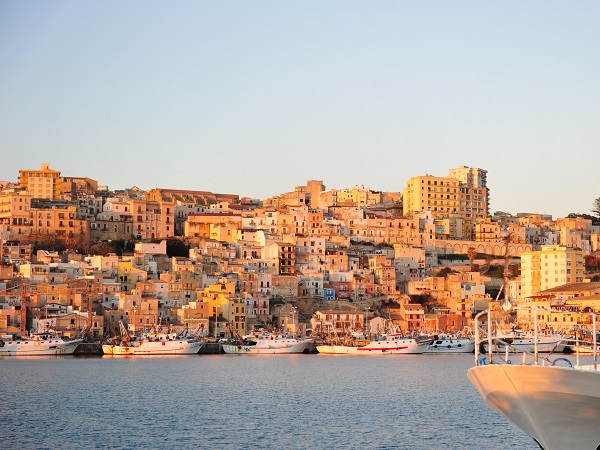 A 60 km da Agrigento, Sciacca è famosa per le spiagge sabbiose, le terme e le ceramiche. 