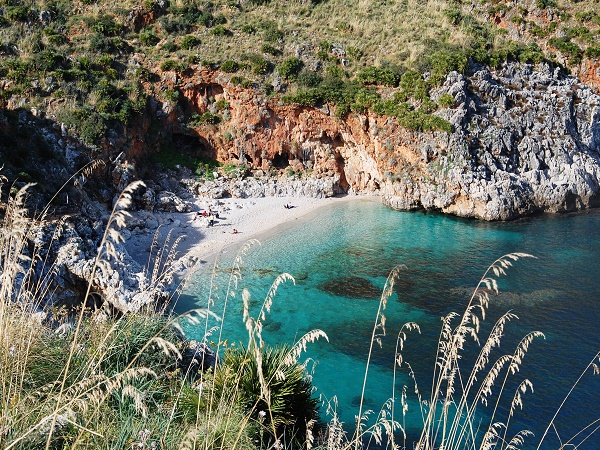 A circa 40 km da Trapani, non perderti Cala Capreria, una spiaggia di ghiaia bianca appartata all’interno della riserva naturale dello Zingaro.