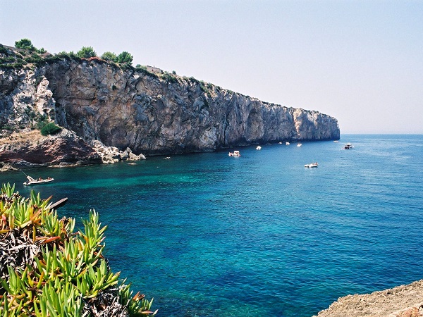 Cala Rossa, a Favignana (a 30 km da Trapani), è forse la spiaggia più bella d’Italia, all’interno dell’area marina protetta delle isole Egadi.