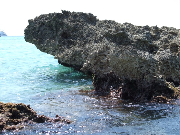 La spiaggia di Fontane Bianche, a 15 km da Siracusa, è famosa per la presenza di «fontane» da cui sgorgano rivoli di acqua dolce e per la sua sabbia bianca.