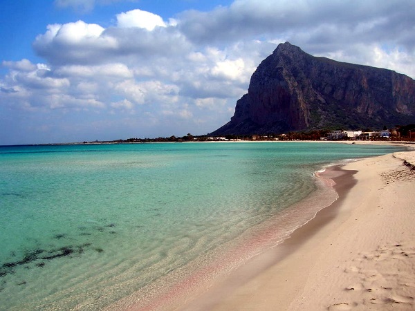 La spiaggia di Santu Vitu, a 35 km da Trapani, è di fronte a un delizioso paesino di basse case bianche tappezzate di rampicanti.