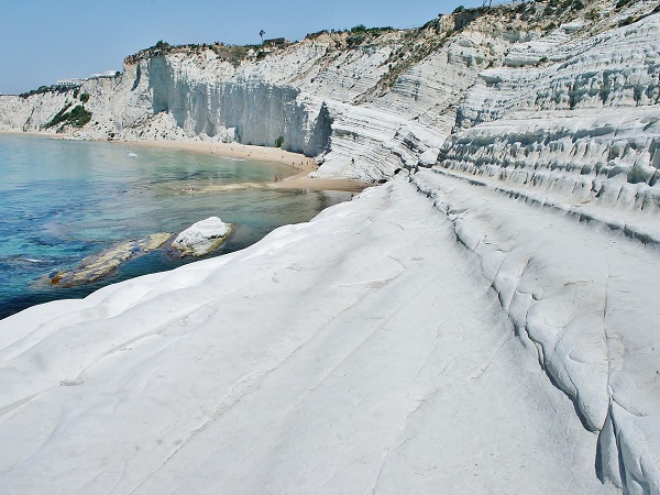 A 15 km da Agrigento, Scala dei Turchi offre uno spettacolo singolare.