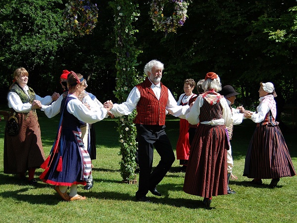 Un gruppo di danzatori in costumi tradizionali svedesi.