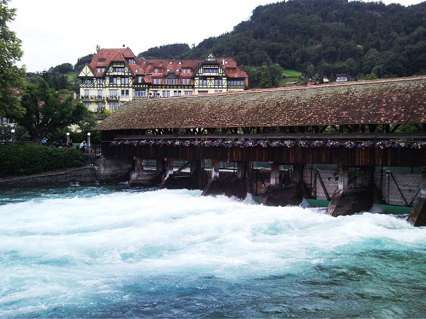 Thun è un paesino medievale molto caratteristico, con il suo ponte di legno della chiusa sul fiume Aare.