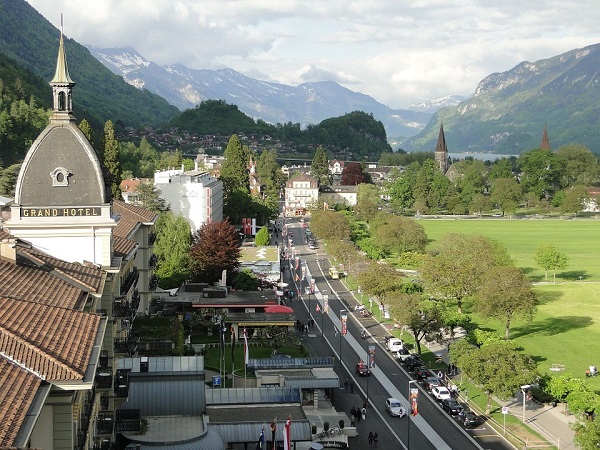 Il nome di Interlaken deriva dalla posizione della cittadina: si trova tra due laghi, quello di Thun e quello di Brienz.