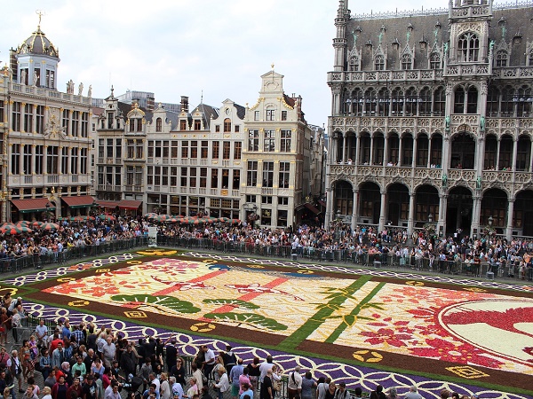 Anche Bruxelles può essere meta di viaggi floreali: un tappeto di 600.000 fiori recisi, soprattutto begonie, colora la città ogni 2 anni.