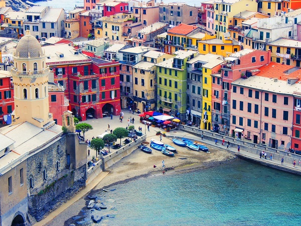 Se è di luoghi colorati che sei in cerca, ma non fuovi uscire dall'Italia, puoi puntare su Vernazza nelle Cinque Terre.