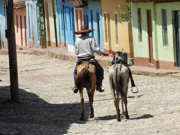 Ci sono luoghi colorati un po' slavati dal tempo, ma non meno affascinanti, come la cubana Trinidad.