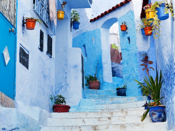 Il suk di Chefchaouen con le sue casette bianche e azzurre.