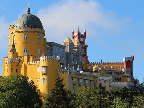 Il Portogallo offre molto: ecco Sintra con il variopinto castello.