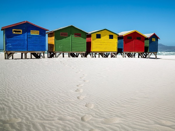 Le casette colorate della spiaggia di Muizenberg, non distante da Città del Capo.