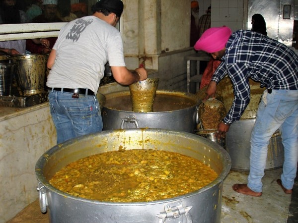 Un'esperienza per veri viaggiatori in India: un giro a piedi nudi nelle cucine del tempio sikh, dove decine di volontari preparano pasti gratuiti.