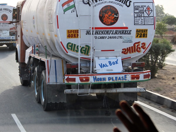 Sconsiglio a chiunque di andare in India e noleggiare un’auto senza autista: la regola d'oro della guida indiana è "accelerare suonando".