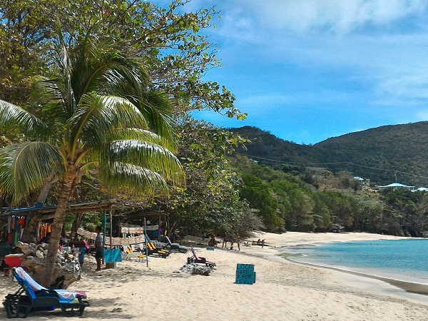 Scorrazzare per i Caraibi in crociera non significa essere sempre in navigazione: le tappe offrono l'occasione per conoscere spiagge e cittadine.