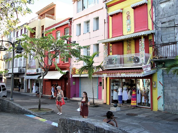 Lo scenario dei Caraibi è variegato: le isole meridionali sono più ricche di quelle settentrionali e il fascino coloniale si miscela alle tradizioni locali