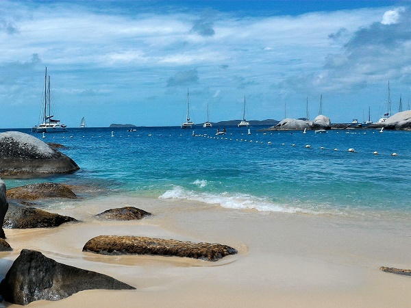 Un tuffo nell'oceano azzurro dei Caraibi alla Devil Beach di Tortola