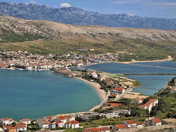 La città di Pag, in Croazia, si trova sull'isola omonima a circa 4 ore da Trieste.