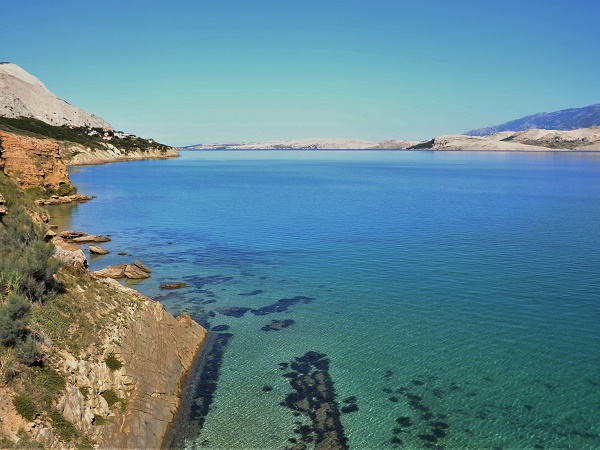 Il mare azzurro della Croazia nei dintorni dell'isola di Pag