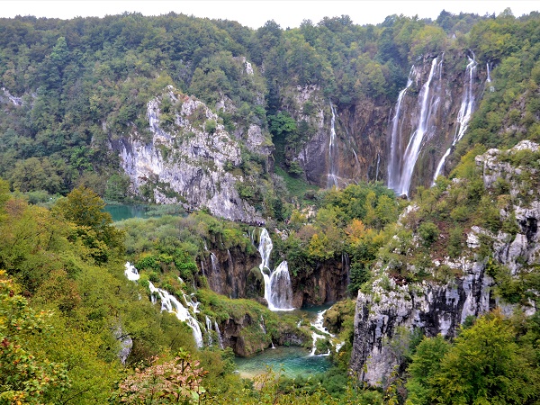 Croazia: il parco nazionale dei laghi di Plitvice, custodito all’interno di una valle dolomitica.