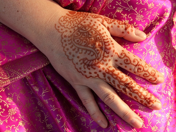 Vuoi provare una tradizione dell'India? Scegli il Mehndi, la decorazione del corpo con l'henné.