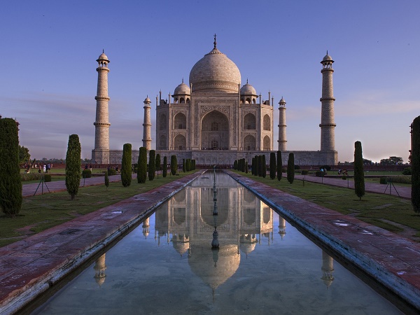 Fare un viaggio in India e non visitare il Taj Mahal sarebbe imperdonabile. Per goderselo al meglio ti consigliamo di arrivare all'alba.