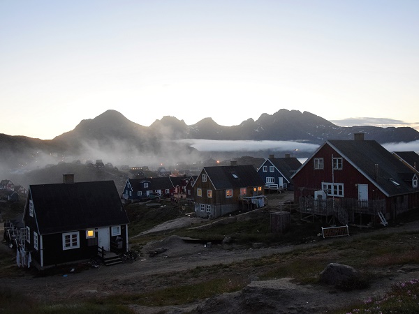 Tasiilaq, la "capitale" della Groenlandia orientale, nella notte estiva: le ore di buio sono poche all'inizio di agosto.