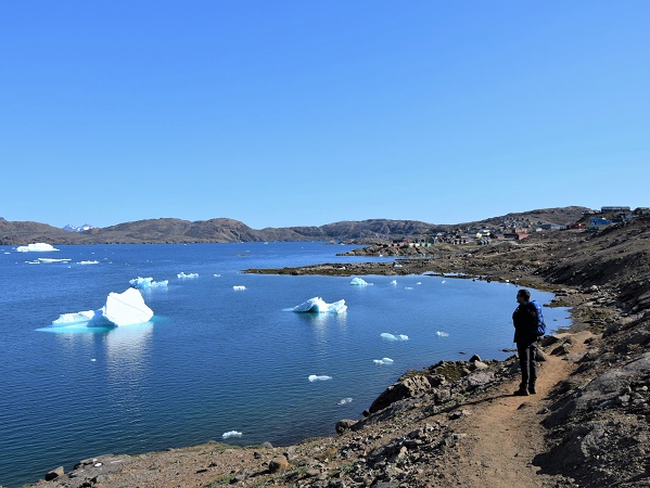 Passeggiata lungo il fiordo di Tasiilaq, nella Groenlandia orientale