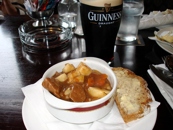 Se pensi all'Irlanda immagini subito una bella pinta di Guinness alla spina appoggiata su un tavolo di legno di un pub, accompagnata di un piatto di Irish stew.