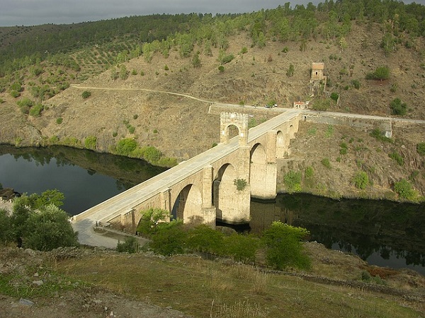 Ponte di Alcantara nei pressi di Cáceres, nella Spagna occidentale.