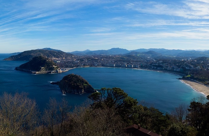 La piccola baia su cui affaccia San Sebastian, sulla costa settentrionale della Spagna.