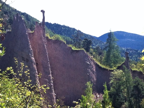 Il Trentino, tra l’altopiano di Pinè e la Val di Cembra, custodisce un raro fenomeno naturale testimoniato dalle Piramidi di terra di Segonzano.