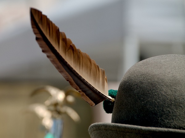 In Trentino si continua a tramandare la festa dei coscritti, durante la quale i ragazzi indossano un cappello da alpino con il proprio nome ricamato.