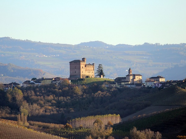 Alba è la patria del tartufo bianco, ma i vini della zona non temono confronti. Uno su tutti: il barolo.