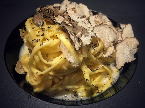 Per assaporare al massimo il gusto e soprattutto il profumo del tartufo, non servono ricette elaborate. Un classico sono le tagliatelle all'uovo.