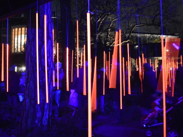 Ad Amsterdam da ormai più di 4 secoli strade, canali, negozi e bar si accendono di luci per un paio di mesi all’anno (30 novembre - 21 gennaio) per l'Amsterdam Light Festival.