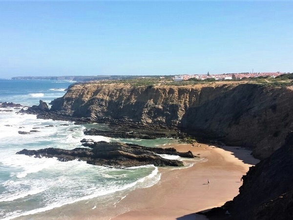 Il trekking in Portogallo consente di alternare tratti lungo le spiagge ad altri a picco sulle scogliere