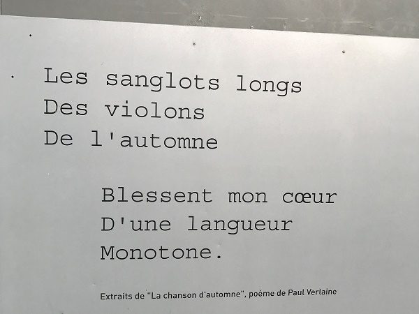 La spiaggia della Normandia di Juno beach che ricorda lo sbarco degli alleati annunciato dai versi di Verlaine.