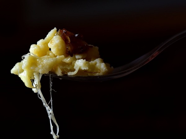 Spätzle con burro fuso ed erba cipollina, una delle ricette più tradizionali.